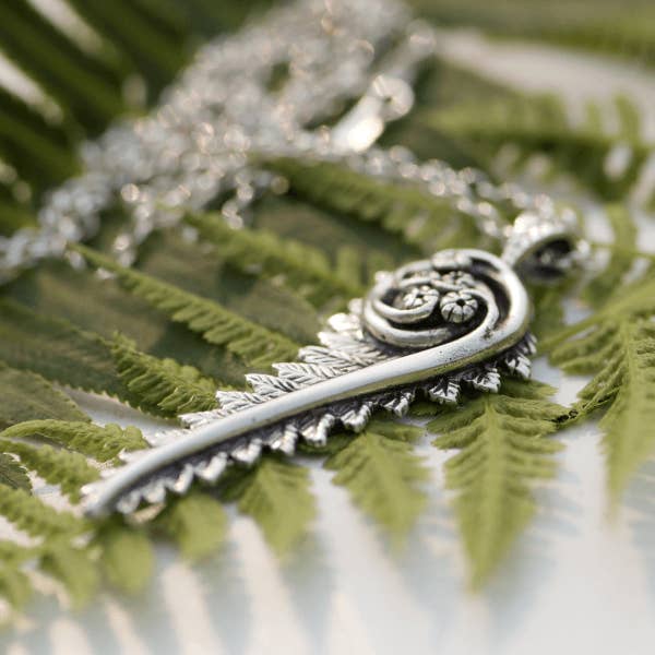 Justine Brooks Design - Vendita all'ingrosso Piante artificiali - Ciondolo Felce Fiddlehead1