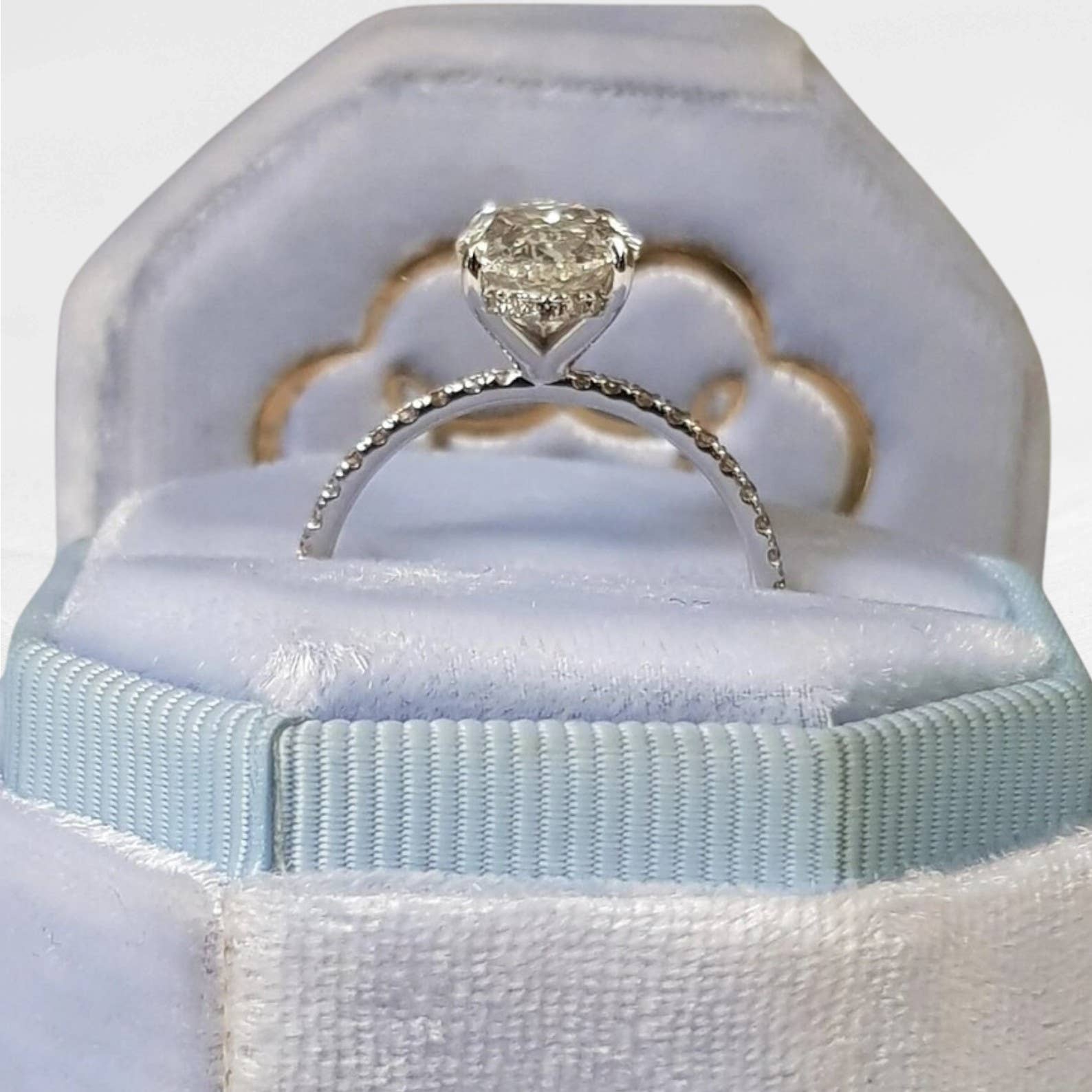 GEMPARA – Großhandel Verlobungsringe – 3 Karat oval geschliffener Moissanit-Verlobungsring in 925er Silber3