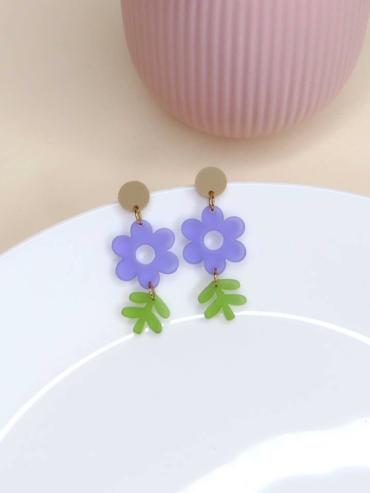 Purple daisy statement earrings for wholesale by Niemalsmehrohne