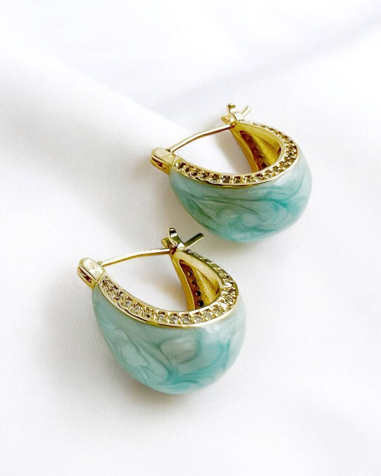 True by Kristy Jewelry - Vente Créoles - Boucles d'oreilles créoles colorées en émail Palmer plaquées or5