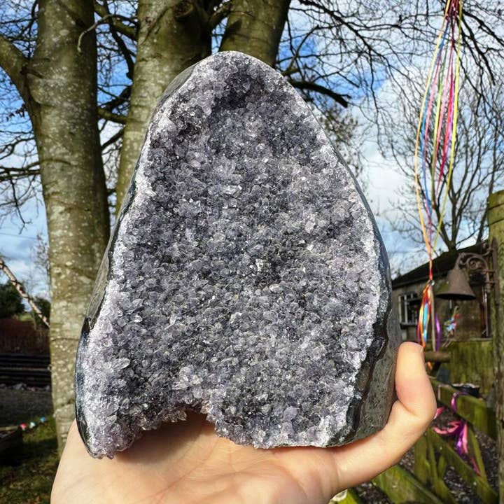 Thor Ametista 1870g con mini segreta sotto la pietra geode della caverna per la vendita all'ingrosso da parte di Elf Kendal Hippies