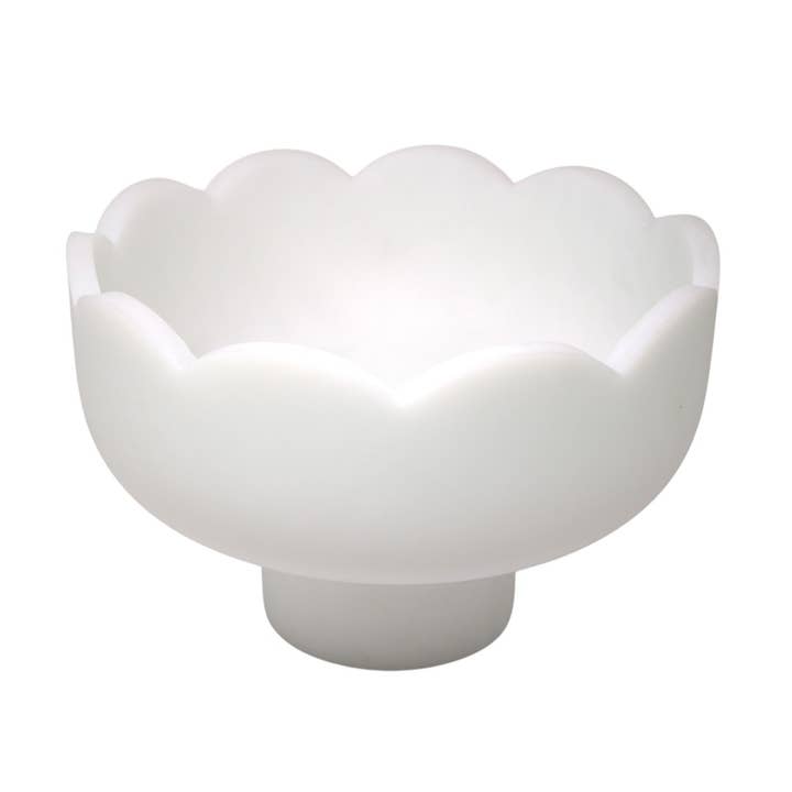 Bol en résine à piédestal moyen à bord festonné, couleur crème pour la vente par Lainy Home