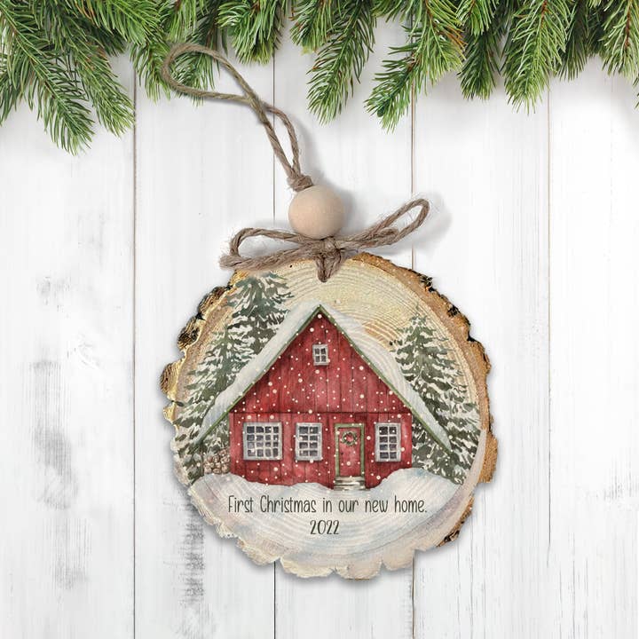 Eerste kerst in ons nieuwe huis Wood Slice Ornament Red House voor wholesale door ZA Handmade Wholesale