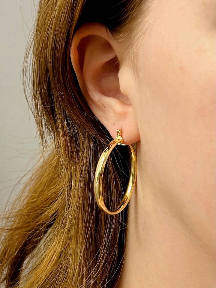 Orecchini a Cerchio Classici in Oro Riempito Emery per la vendita all'ingrosso da parte di DEMI FINE Gold Filled Jewelry