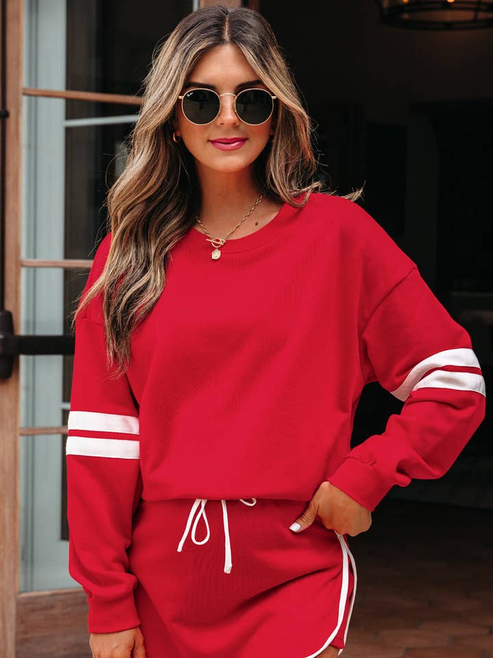 Ensemble jupe mini et pull à épaules tombantes avec détail rayé varsity rouge ardent pour la vente par Sweet Lover Fashion