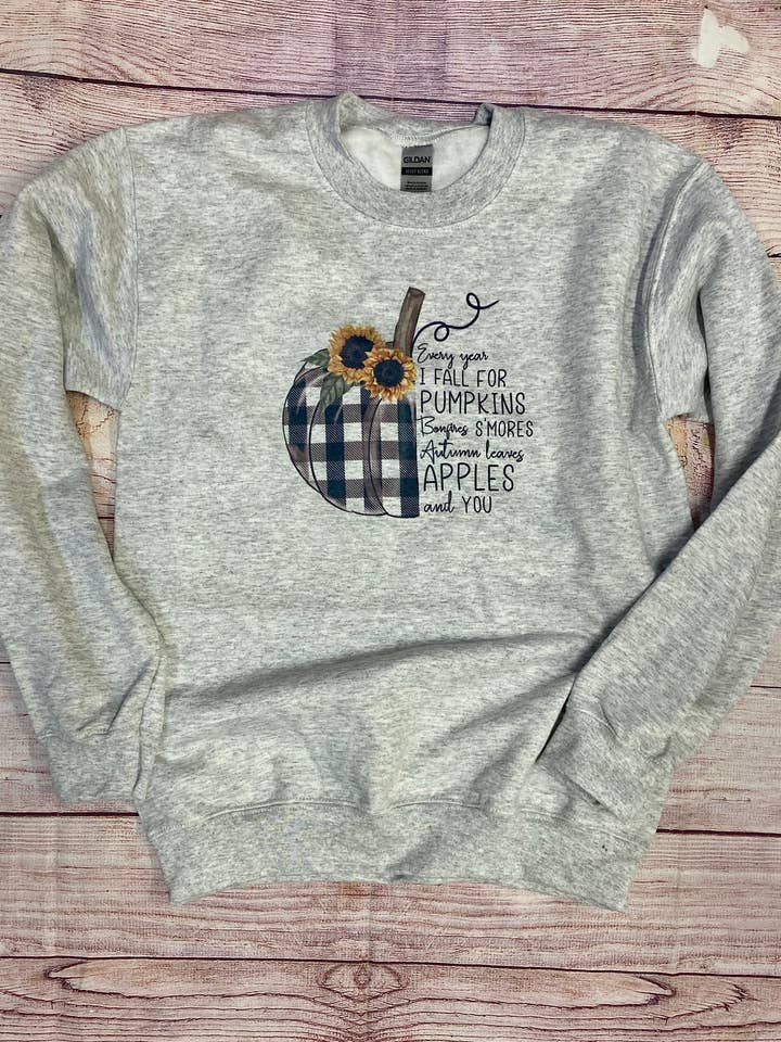 Kariertes Kürbis-Sweatshirt | Jedes Jahr verliebe ich mich in Kürbisse für den Großhandel von Cute As A Rustic Button