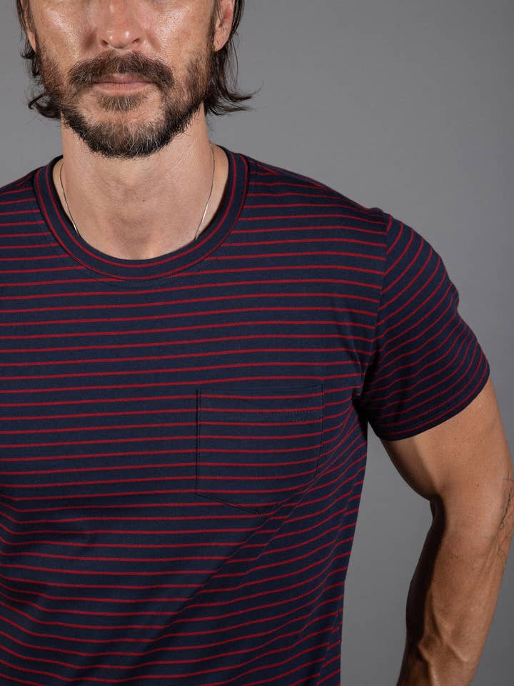 T-shirt à rayures avec poche en V pour homme pour la vente par Mika Jaymes
