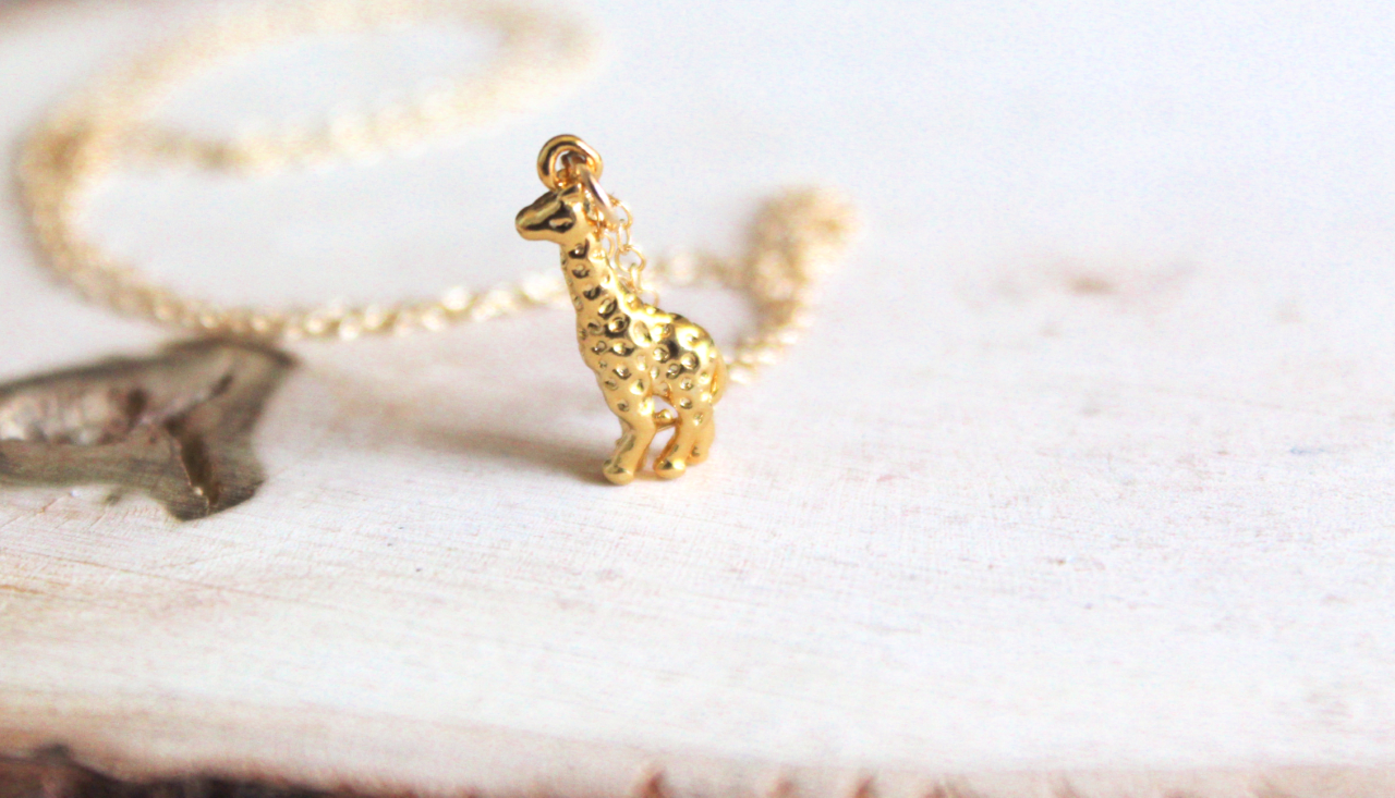 Blue Soul Designs - Venta al por mayor Collares con colgantes/abalorios - Collar de jirafa pequeña, collar de safari relleno de oro de 14k1