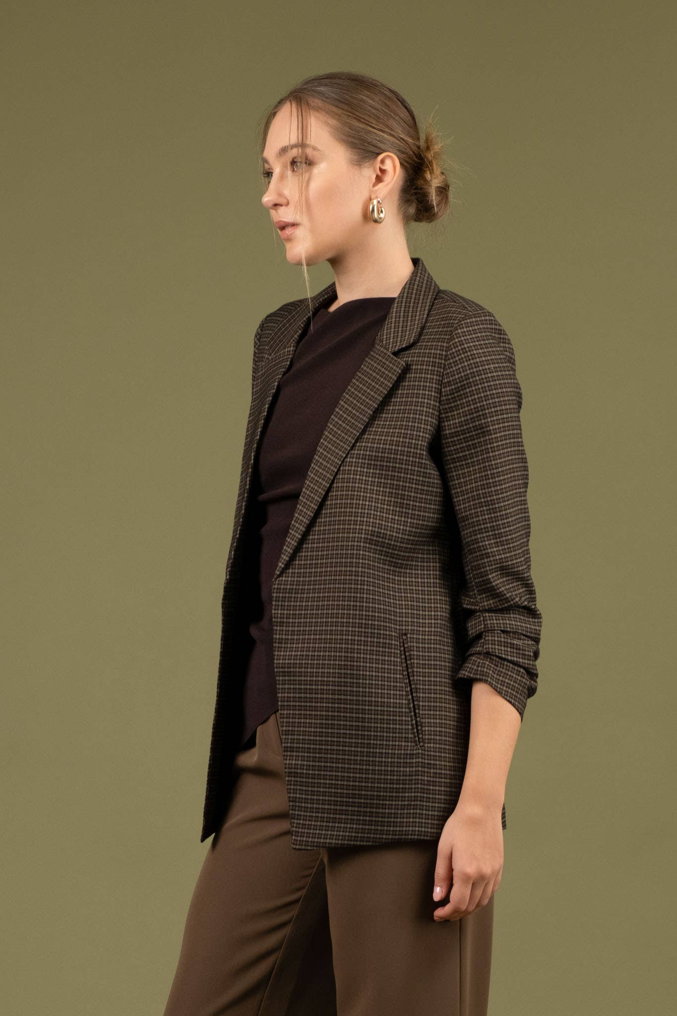 The Workshop Studio – wholesale Blazer - Dam – Rutig blazer med krage och 3/4 ärm med rynkdetalj2