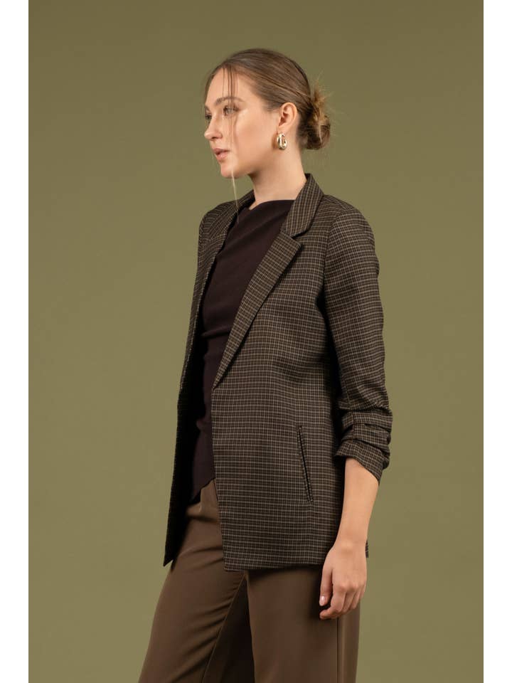 The Workshop Studio - Wholesale Blazer - Dames - GERUITE BLAZER MET KRAAG EN 3/4 RUCHES AAN DE MOUWEN2