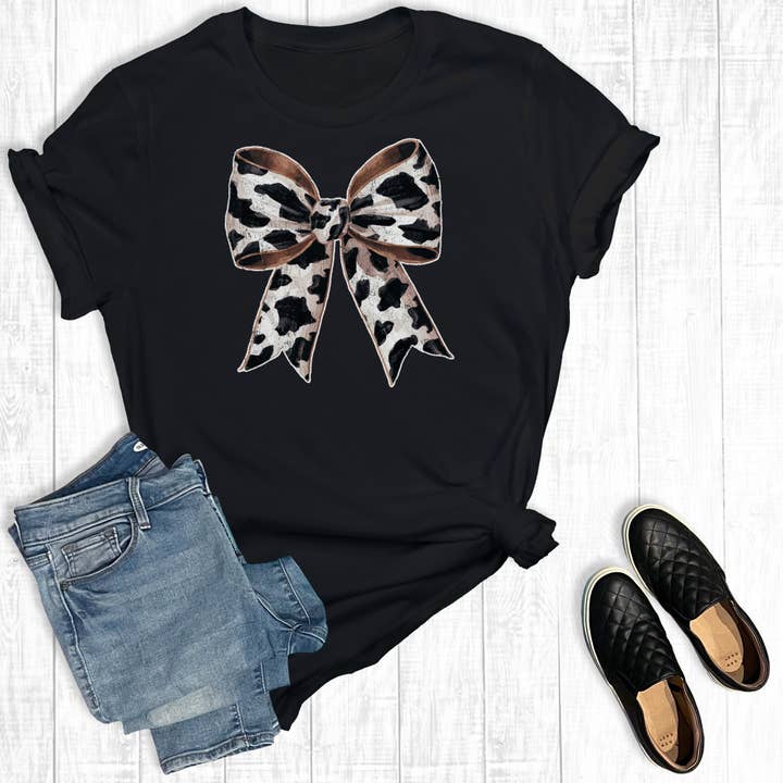 T-shirt imprimé Western Coquette Cow Bow pour la vente par The Way Down South