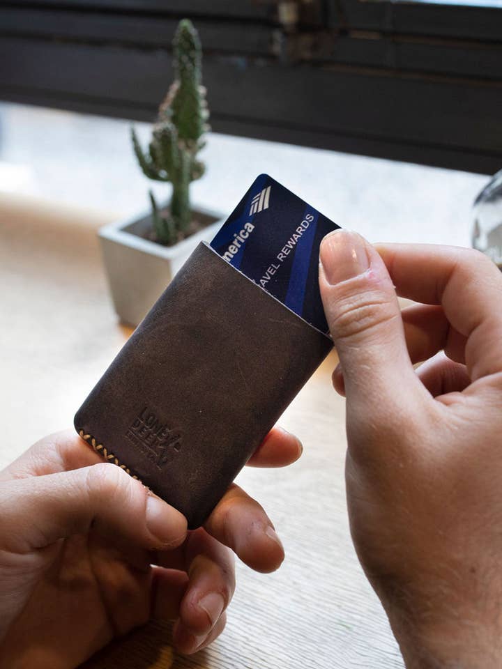 Portacarte in pelle di cervo solitario per la vendita all'ingrosso da parte di Lone Deer Leather