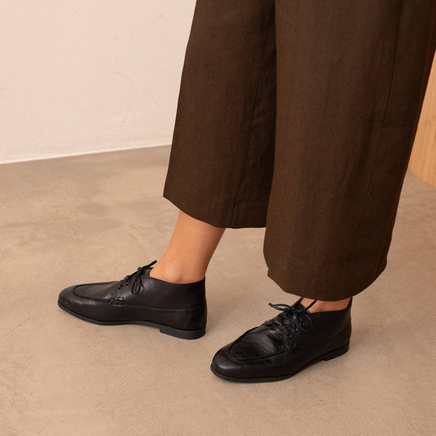 negro Tessa Flats, negro de venta al por mayor en Faire7