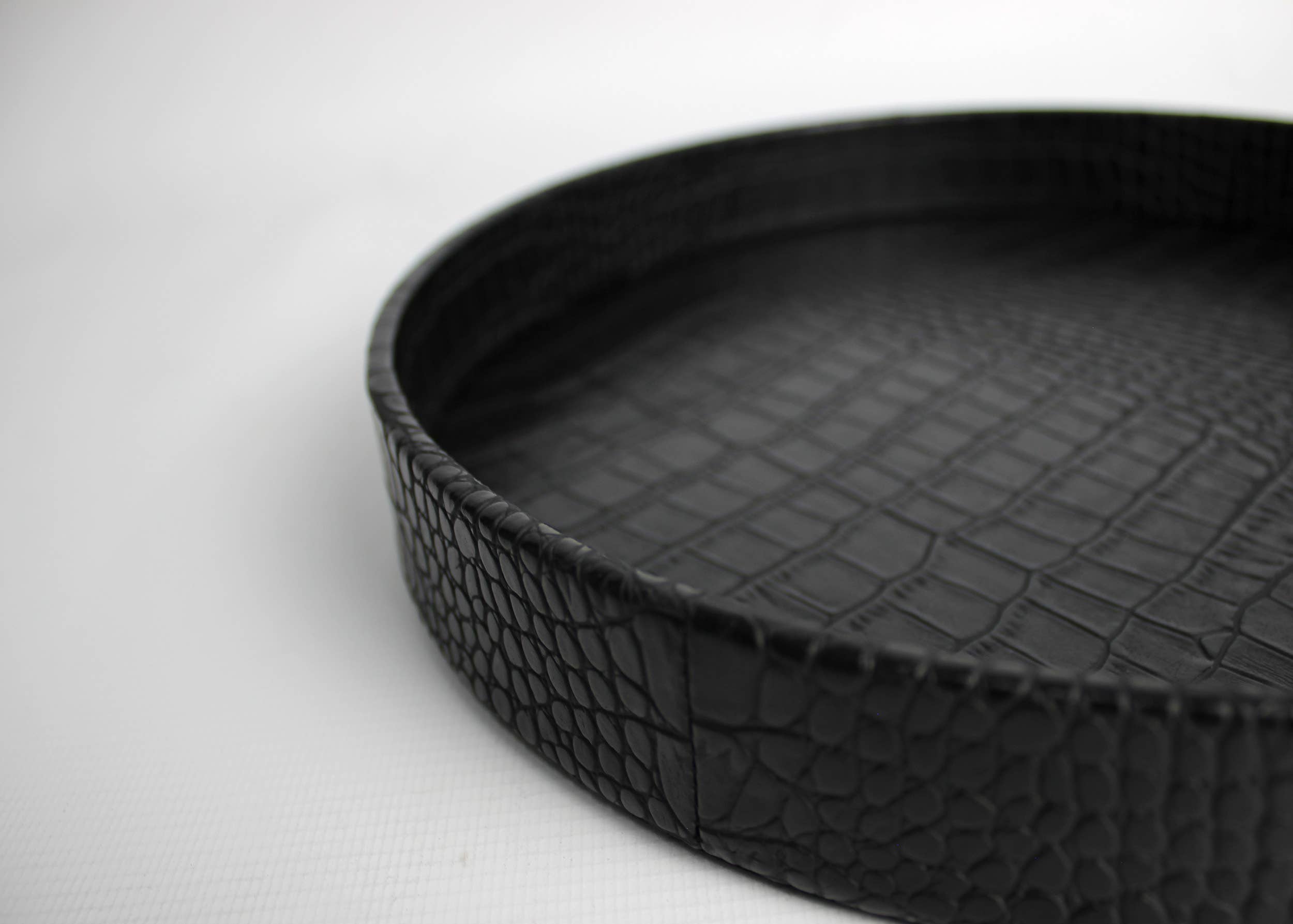 Signature Home Collection GmbH – wholesale Serving tray – Round tray faux leather croco black 26×26×4 cm serving5