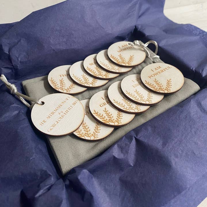 Gorgeous Little Bits Ltd – wholesale Keepsake coin/token – 'I Am' Positive Affirmation Ten Wooden Tokens Gift Box Set2