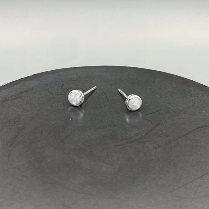 Opal-Ohrstecker mit runder Lünette für den Großhandel von Something Silver