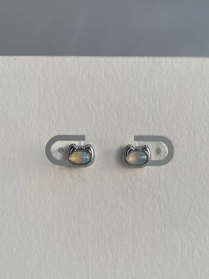 Orecchini a perno in argento sterling con opale etiope e gatto per la vendita all'ingrosso da parte di With Extraordinary Grace