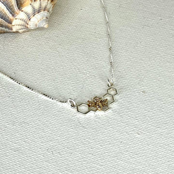 Ciondolo Honey Bee in argento Sterling con ape in oro per la vendita all'ingrosso da parte di Jackie Gallagher Designs - Handmade Coastal Jewelry