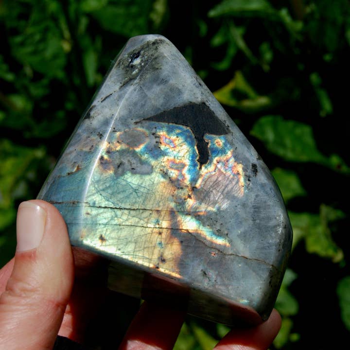 Tour de Cristal Labradorite Arc-en-ciel Éclatant 3,5 po 1,3 lb Forme Libre pour la vente par Caspar Curiosities