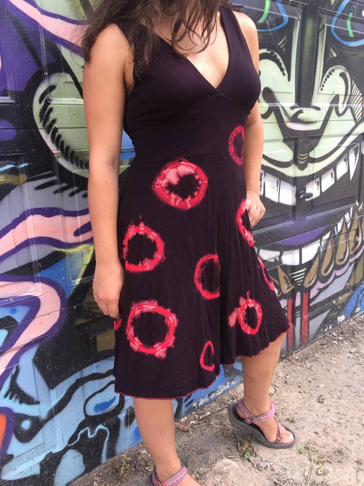 Phish Donut Tie Dye Empire Waist Flow Kjole for engroshandel hos Tela Designs