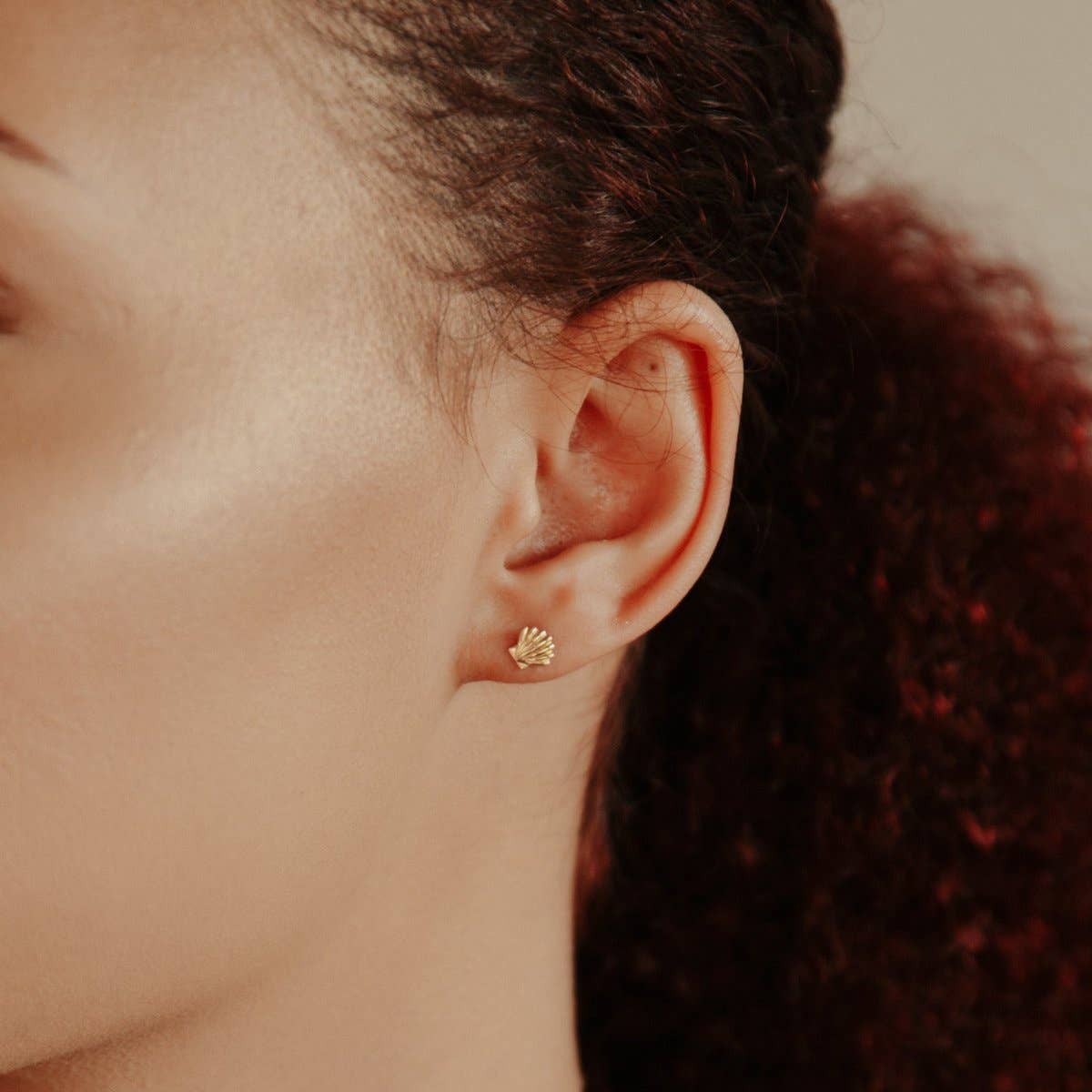 Ofina Jewelry – Engroshandel Ørestikkere – 10k Solid Guld Seashell Studs1