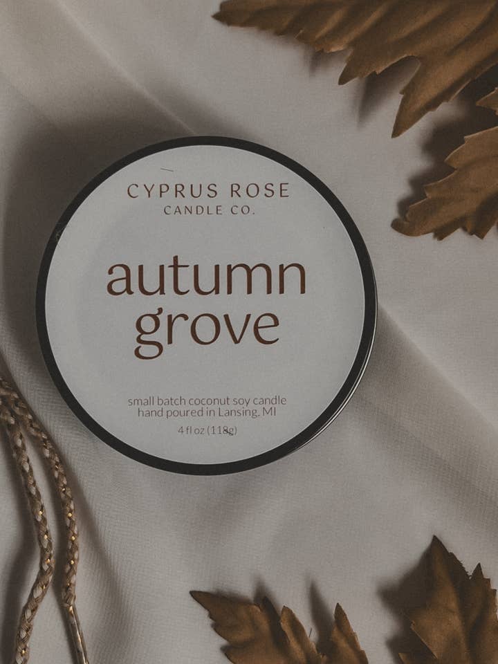 Bougie d'automne à la noix de coco et au soja Autumn Grove - Boîte noire de 4 oz pour la vente par Cyprus Rose Candle Co.