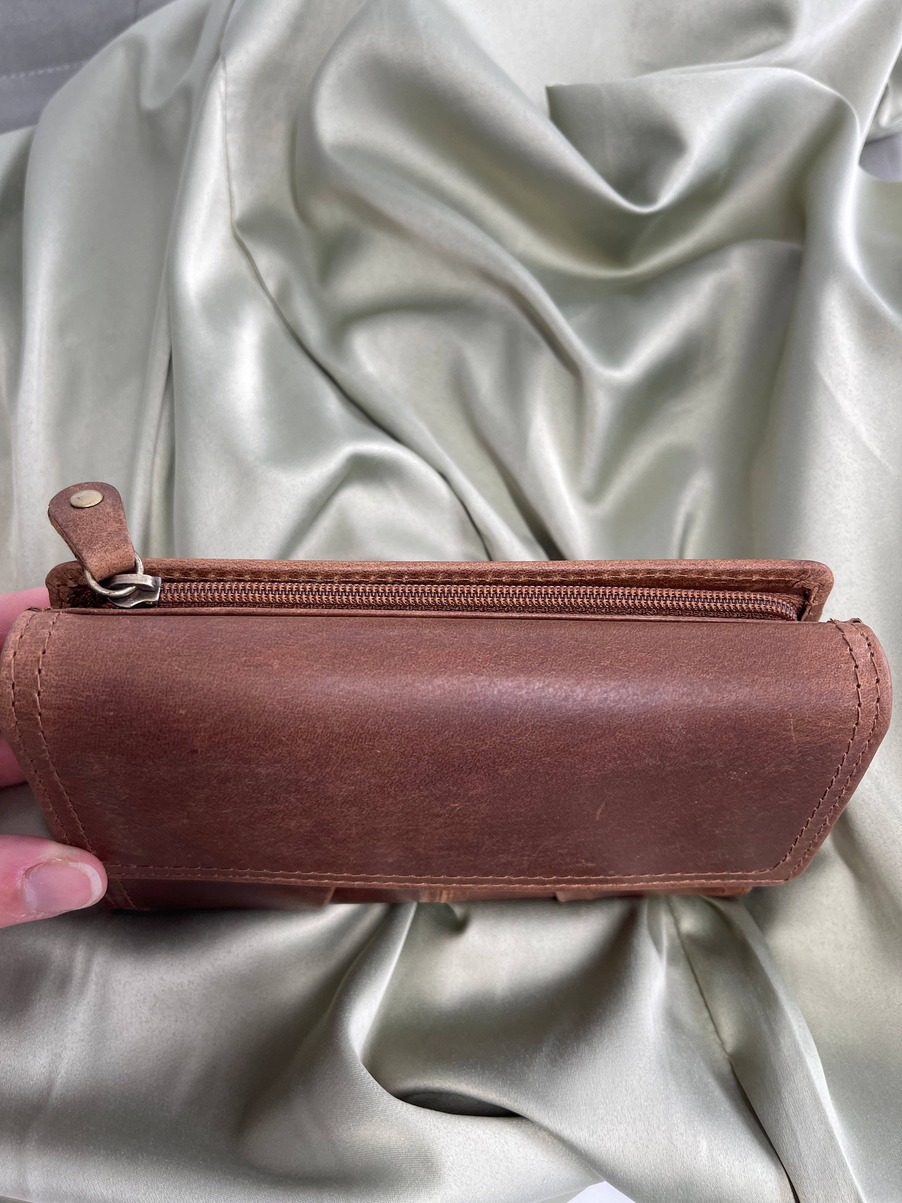 hide & chic – Engroshandel Tegnebog - Dame – RFID pung i fuldnarvet koskindslæder. Sort, brun, blå eller rød. Stil nr. 21004 Hide & Chic48