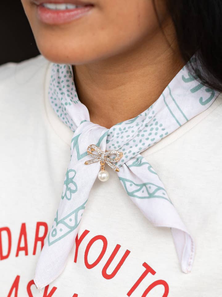 Broche Bandana - Nœud + Perle pour la vente par Girl Riot Society by Mosaic Makers Co