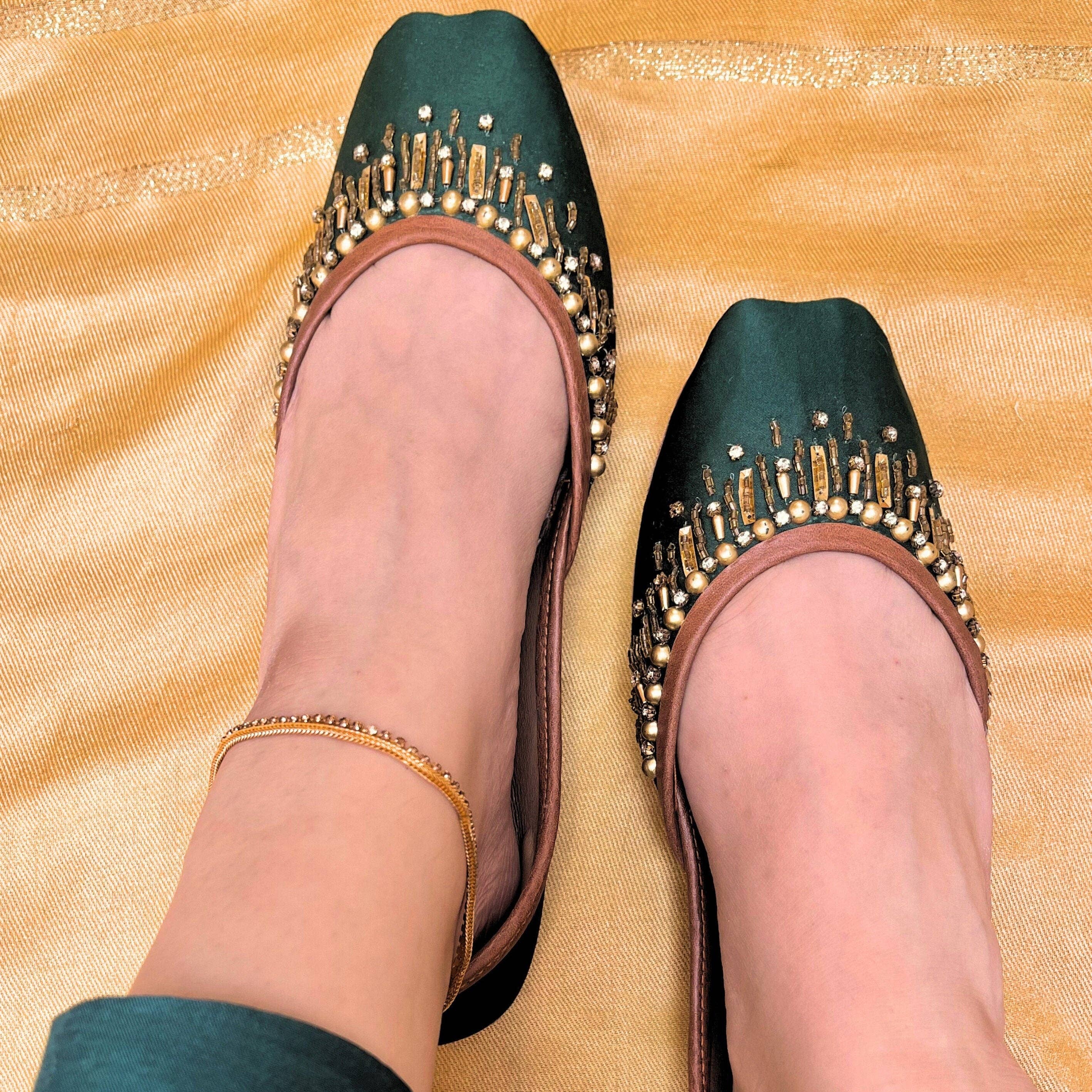 Verde Zapatos planos de boda de satén verde esmeralda Khussa Jutis para novias de venta al por mayor en Faire0