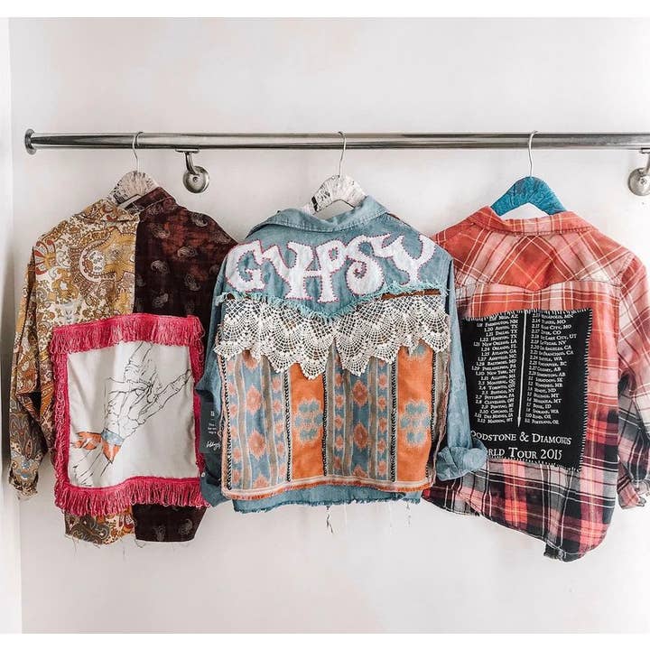 Top upcycled stile hippie boho unico con bottoni per la vendita all'ingrosso da parte di TimberJune