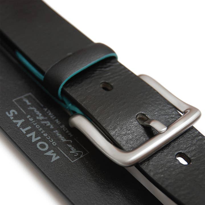 Ceinture en cuir noir pour homme. Détail bleu. Boucle classique argentée. pour la vente par Monty's Accessories