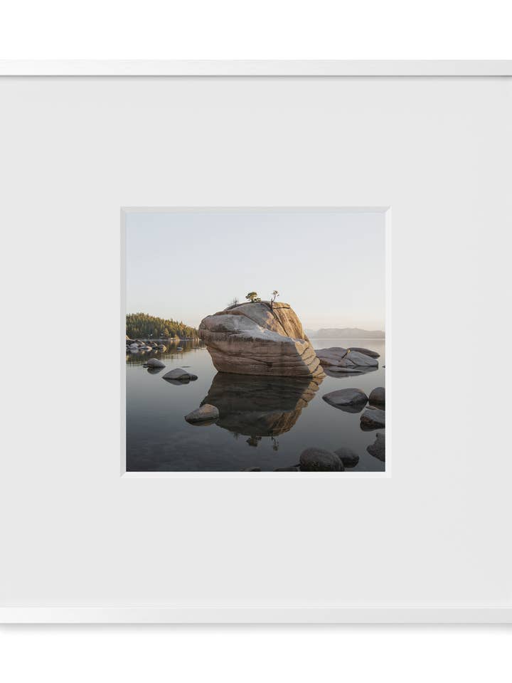 Cadre carré en métal blanc avec verre pour la vente par Haus and Hues