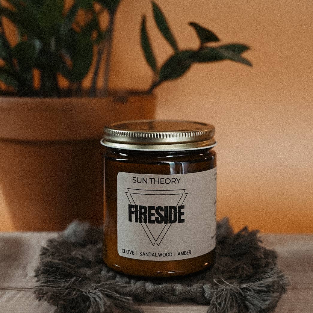 Sun Theory - Vendita all'ingrosso Candela in vasetto - Candela di soia Fireside | Barattolo da 8 once1
