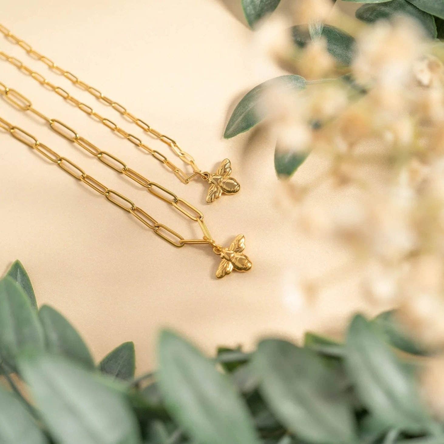 WJW – wholesale Jewellery set – 18K Gold PVD Mommy & Me Bee Matching Charm Necklace Set8