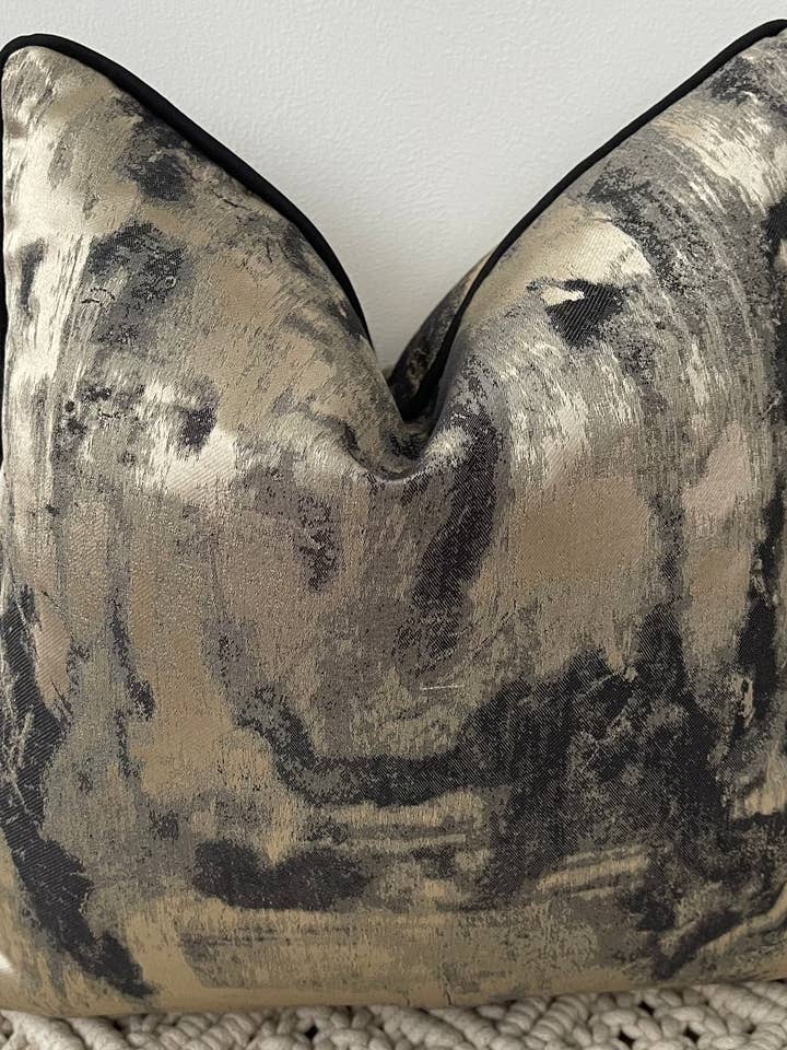 Couture-kudden - Den svarta och gyllene Chiara - Stil nr. 27 för wholesale av The Couture Cushion