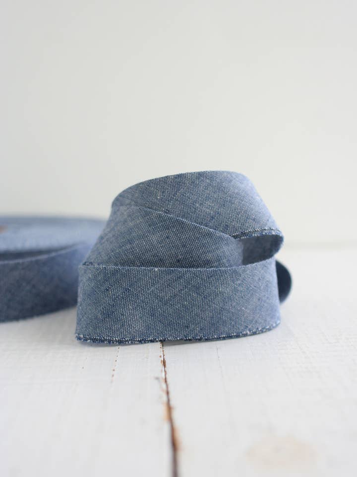 2,5" skråbånd til quiltning - Chambray Indigo, 100% bomuldstrim for engroshandel hos Bessie Pearl Binding Co