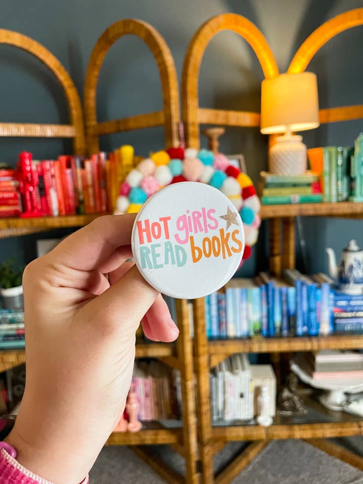 Hete meiden lezen boeken Pinback-knop voor wholesale door Shop Jordan Tailored