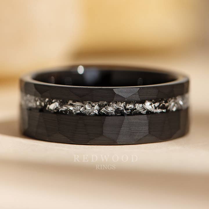 Anillo de tungsteno negro martillado, incrustación de meteorito, 8 mm para venta al por mayor de Redwood Rings