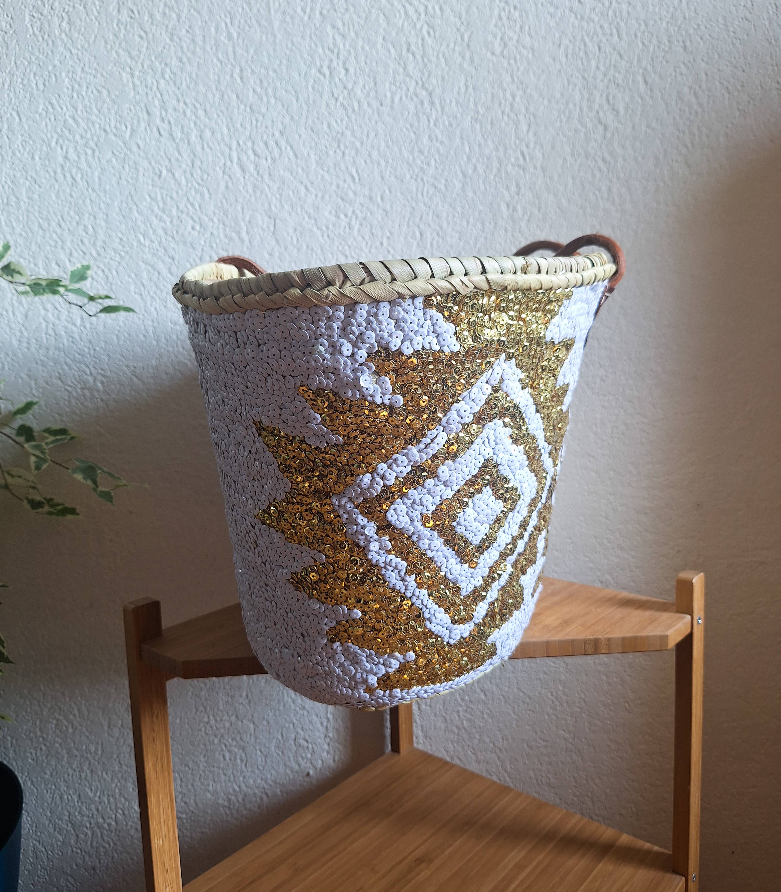 LeBazare – wholesale Beach bag – Straw tote bag embroidered with white and gold sequins4