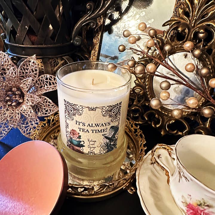 Vintage Luxe Design Co. - Vente Bougie en bocal - Bougie parfumée en cire de soja 280 g Alice au pays des merveilles – Mad Hatter4