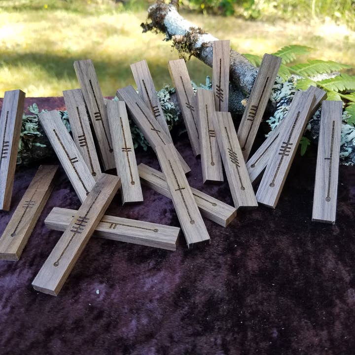 Bâtons d'Ogham Celtiques en Noyer - Bois Gravé, Divination pour la vente par Rare Earth Designs