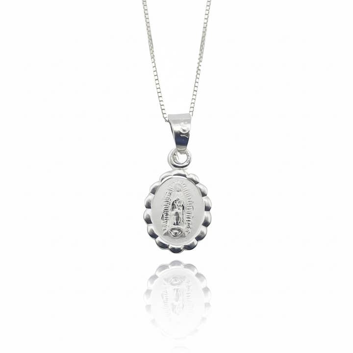 Collana Mini Ovale Floreale con Medaglia in Argento Nostra Signora di Guadalupe da 18 pollici per la vendita all'ingrosso da parte di Guadalupe Gifts
