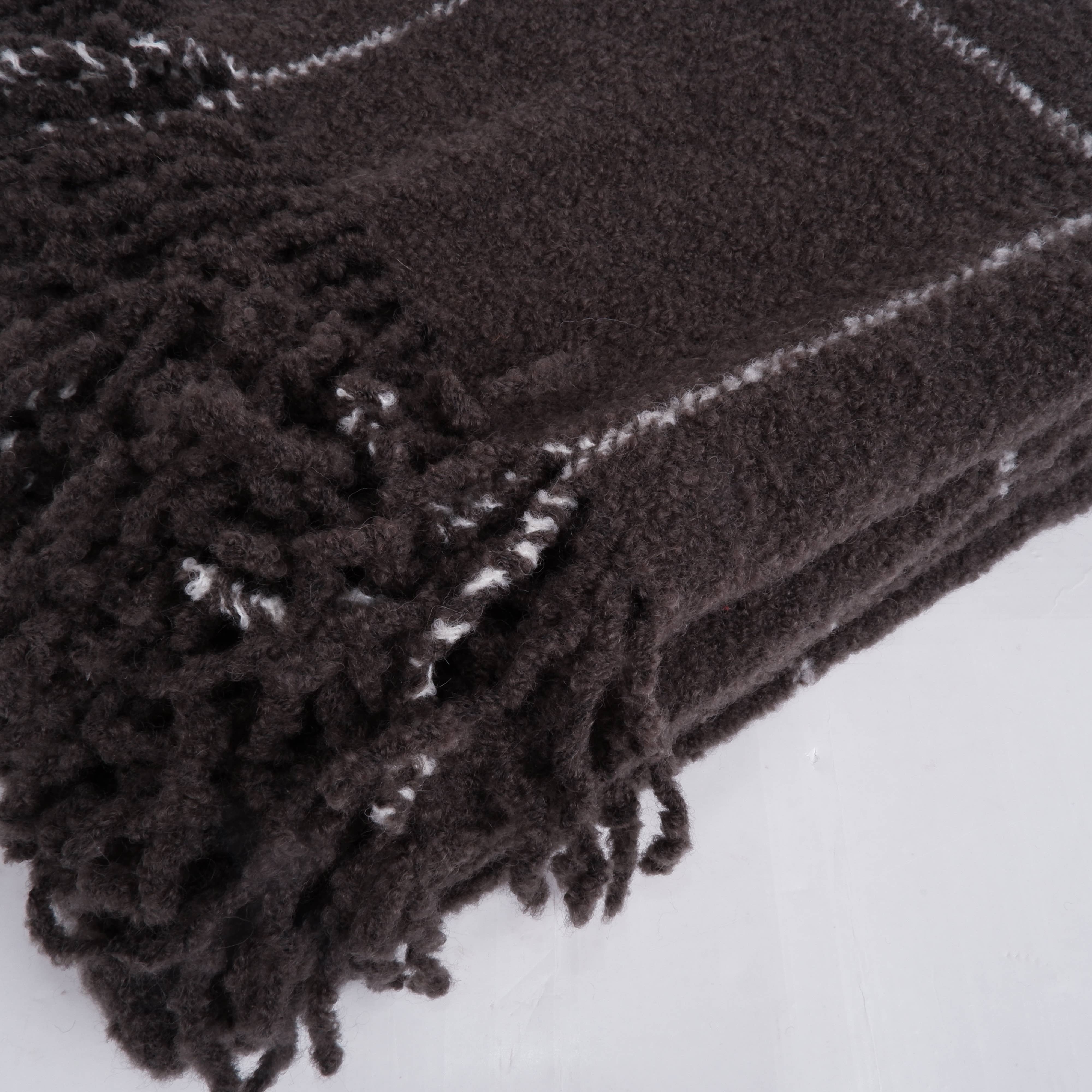 NorraVilla - Wholesale Throw Blanket - Wool Blanket - Teddy boucle   - dark green squares3