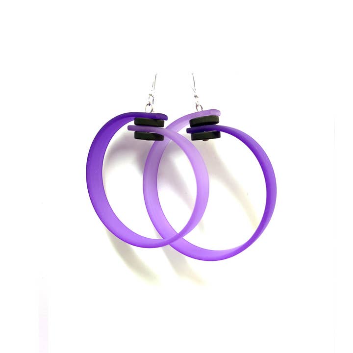 Boucles d’oreilles créoles en caoutchouc teintes à la main ORA - ligne ESSENTIALS pour la vente par ALEX+SVET