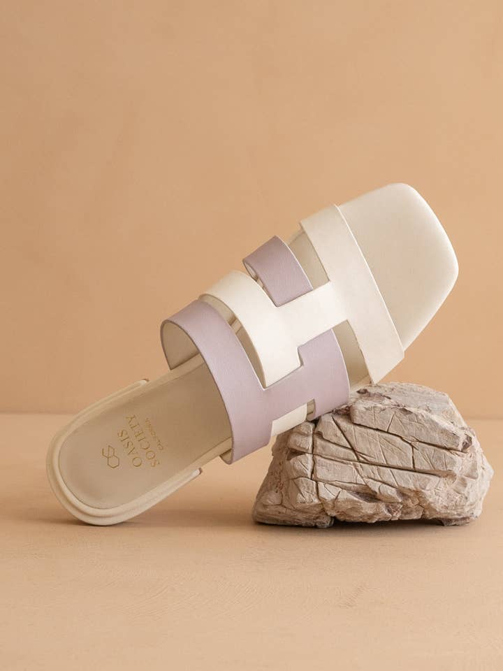 Lavande The Parker Lavender | Sandale d'été plate architecturale en vente sur Faire2