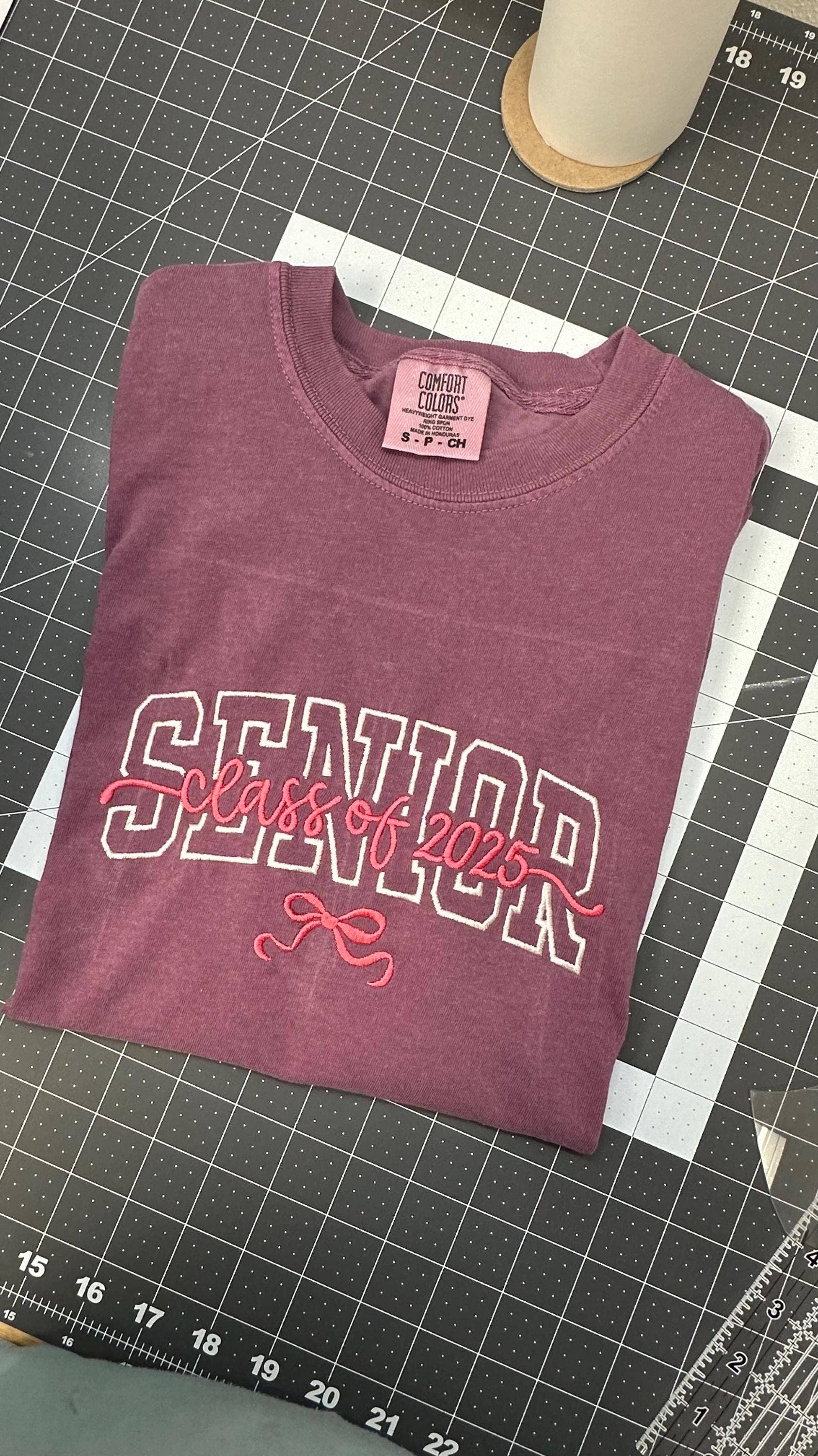 ART OF DOTS – T-shirt – Unissexo por atacado – Camisola Bordada da Turma de 2026, Presente Personalizado de Graduação1