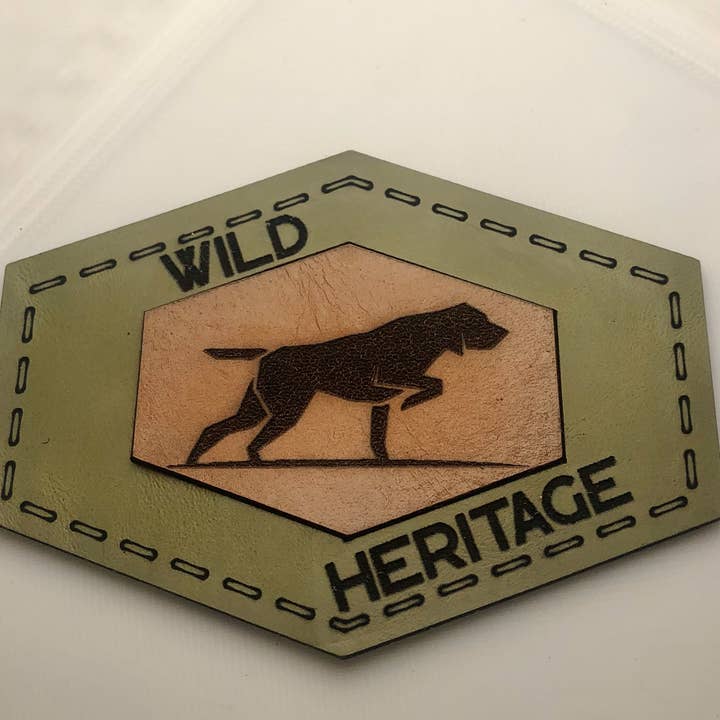Wild Heritage Apparel – Engroshandel Hattetilbehør – til mænd – Wild Heritage Pointer Hundemærke Heritage Grøn/Læder