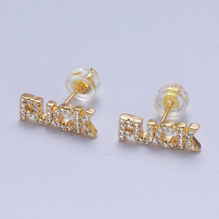 Aim Eternal - Vendita all'ingrosso Orecchini a bottone - Orecchini a perno con scritta "FUCK" in oro riempito 16K e micro pavé di CZ | AD-2730