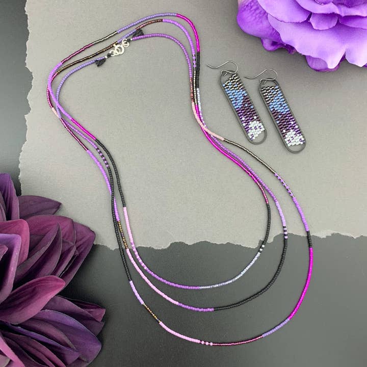 Ensemble - Boucles d'oreilles ovales perlées & Collier à simple rangée violet pour la vente par LITVA'S Jewelry
