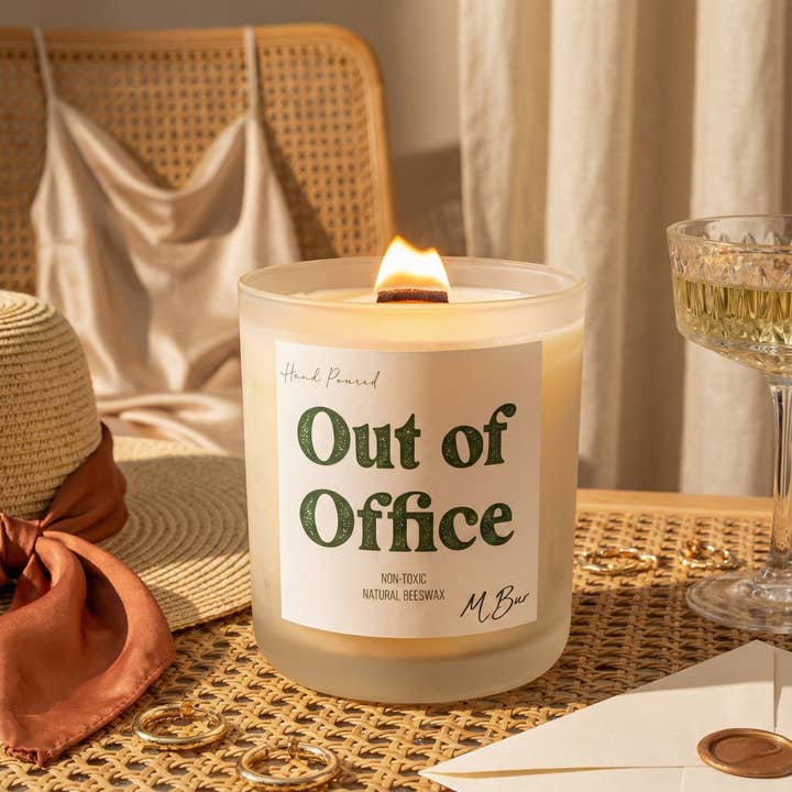 Bougie en cire d'abeille en verre dépoli de 12 oz - Out of Office pour la vente par M Bur Candle Co.